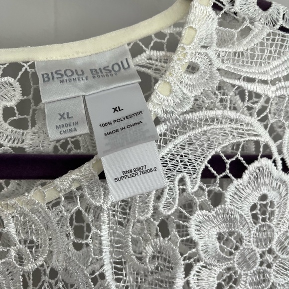 Bisou Bisou embroidered see threw top - Picture 2 of 4